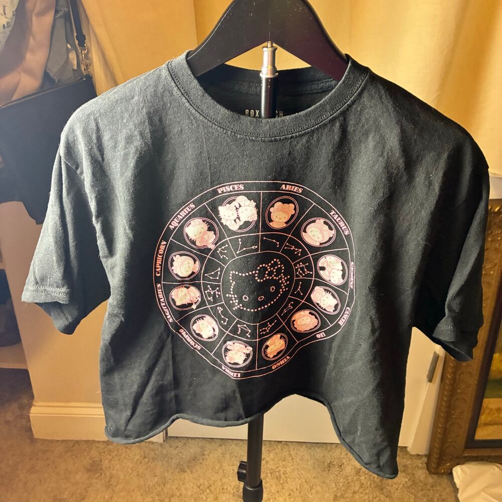 BoxLunch Hello Kitty Zodiac Crop Top XL Black Pink Astrology Horoscope Tee